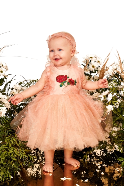 Бебешка рокля с бродирани рози
